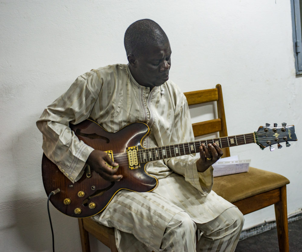 Prince Sacko's guitarist at Douta Seck